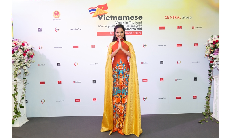 Hoa hậu H'Hen Niê diện áo dài rạng rỡ, quảng bá ẩm thực Việt tại Thái Lan